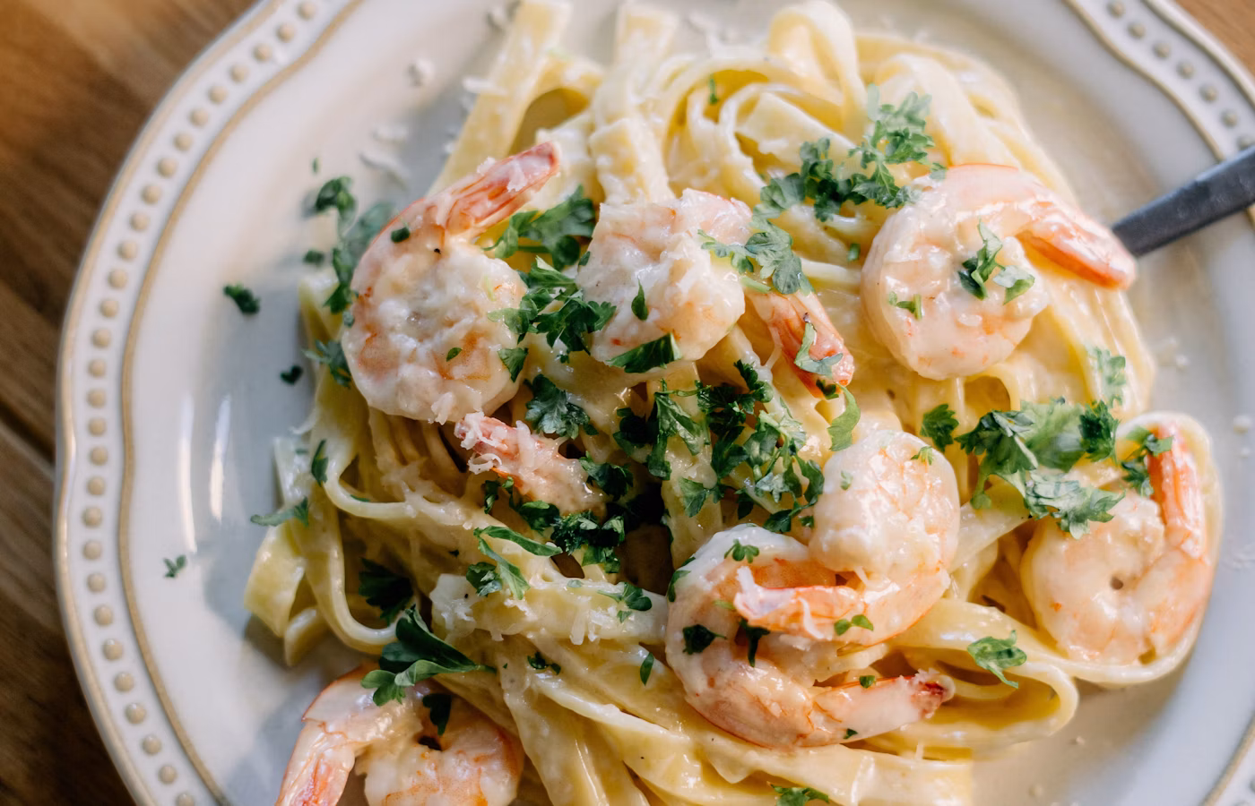 Pasta with shrimp and parsley